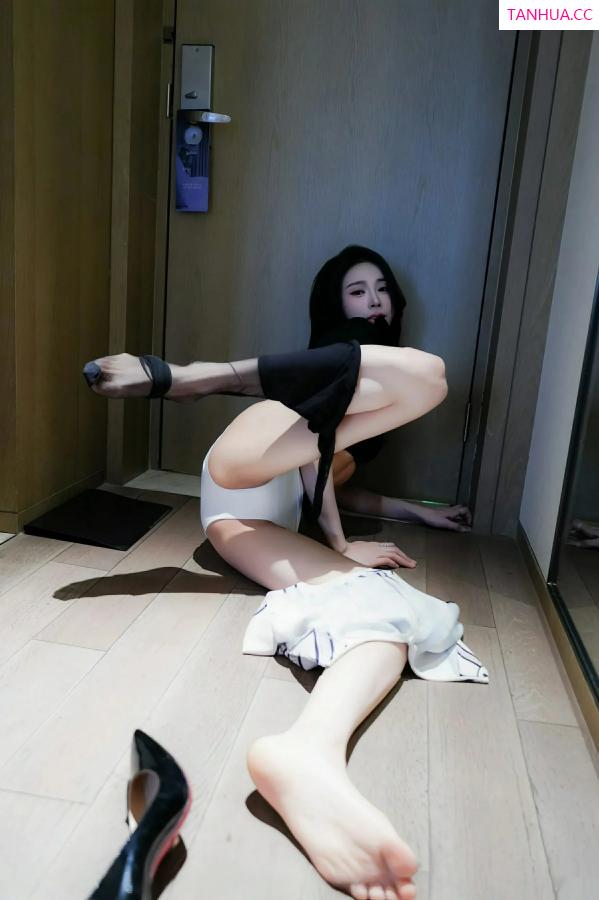   [XiuRen]高清写真图 2025.09.28 No.10817 椰汁糯米姬 黑色T恤第56张图片